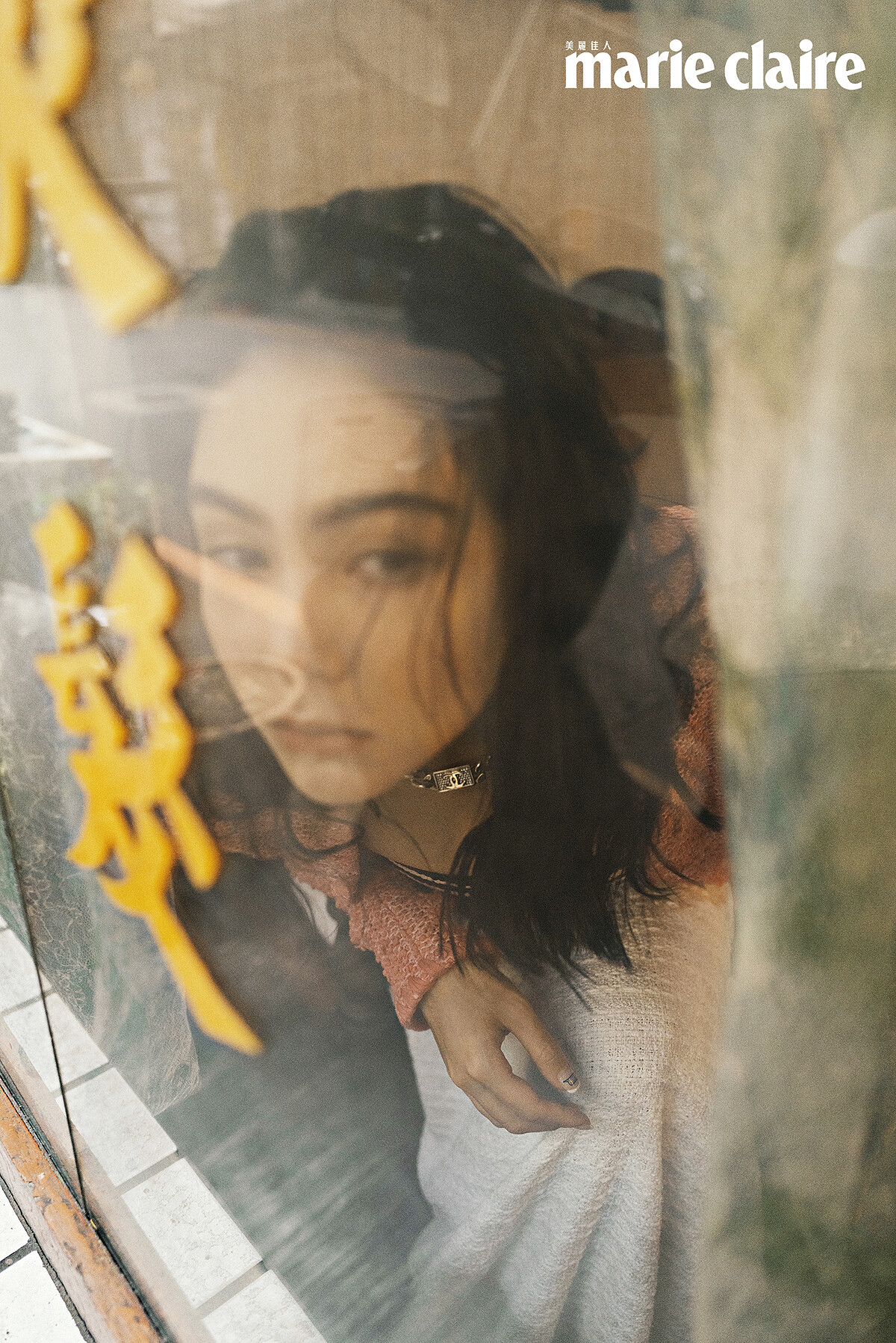 桃紅色斜紋軟呢外套、密織亮片平口上衣、側開排扣長裙、鍊帶款頸鍊，all by Chanel。