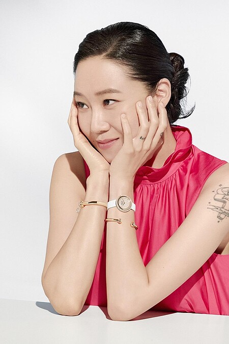 PIAGET Possession系列30週年限定作品：18K黃金雪花鑲嵌錶盤腕錶、Possession系列18K黃金鑽石手鐲(各鑲嵌30顆、182顆圓形明亮式切割美鑽)。