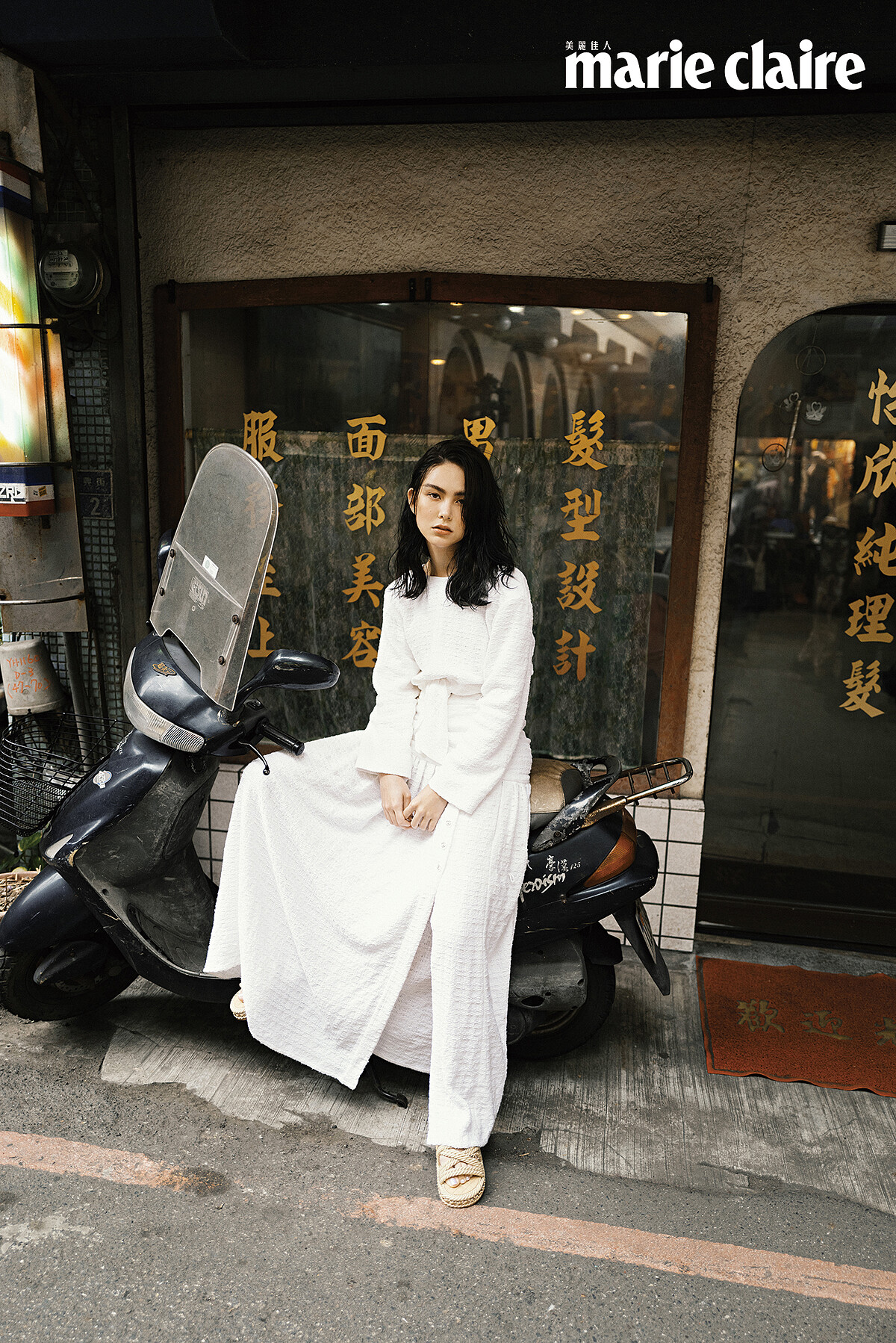 落肩款短版上衣、雙C Logo 腰鍊、側開排扣長裙、駝色涼鞋，all by Chanel。