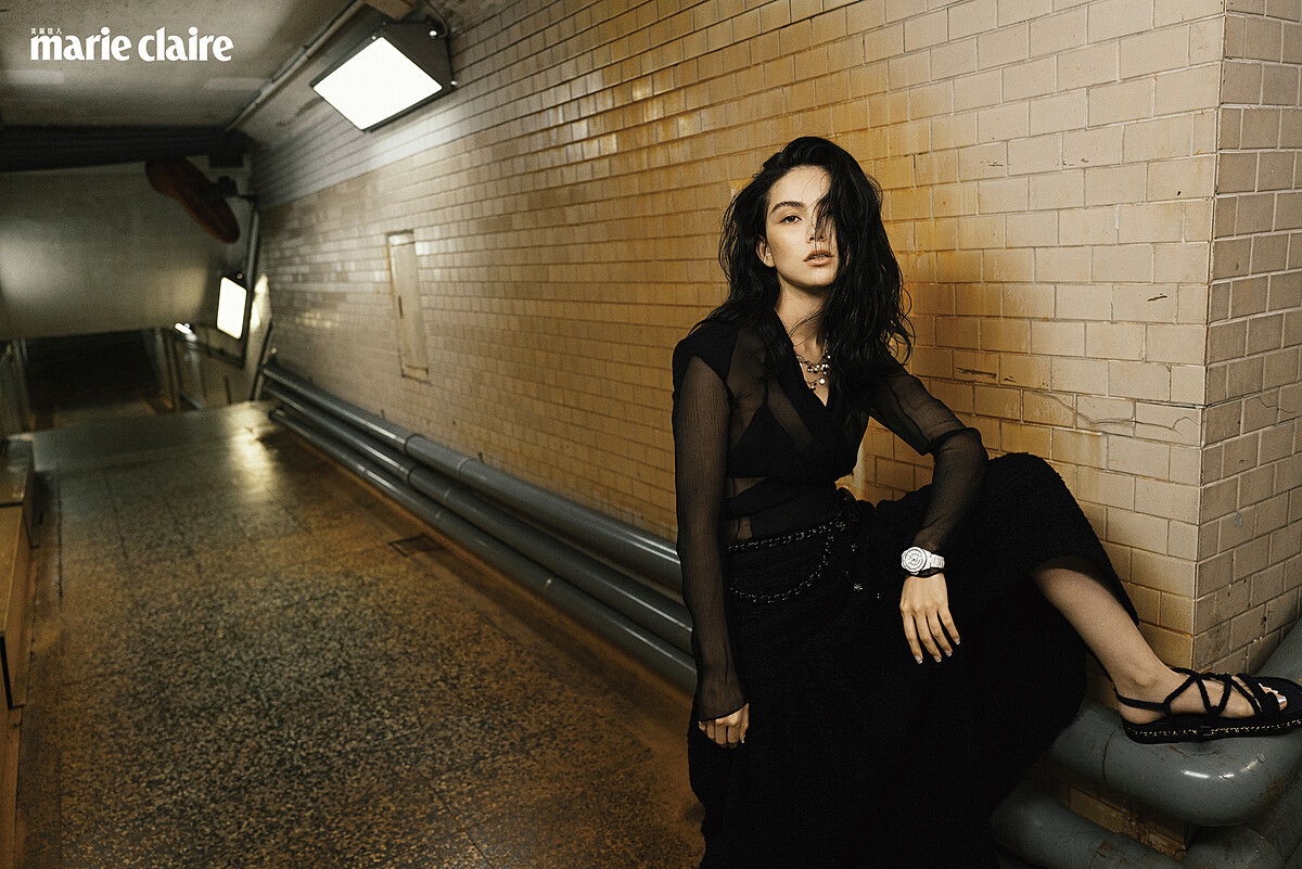 圍裹式透膚上衣、比基尼上衣、側開排扣長裙、山茶花珍珠頸飾、粗鍊帶腰飾皮革小包、海軍藍涼鞋、J12腕錶，all by Chanel。