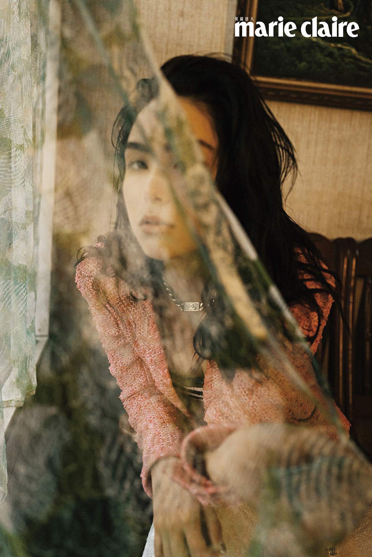 桃紅色斜紋軟呢外套、密織亮片平口上衣、側開排扣長裙、鍊帶款頸鍊，all by Chanel。