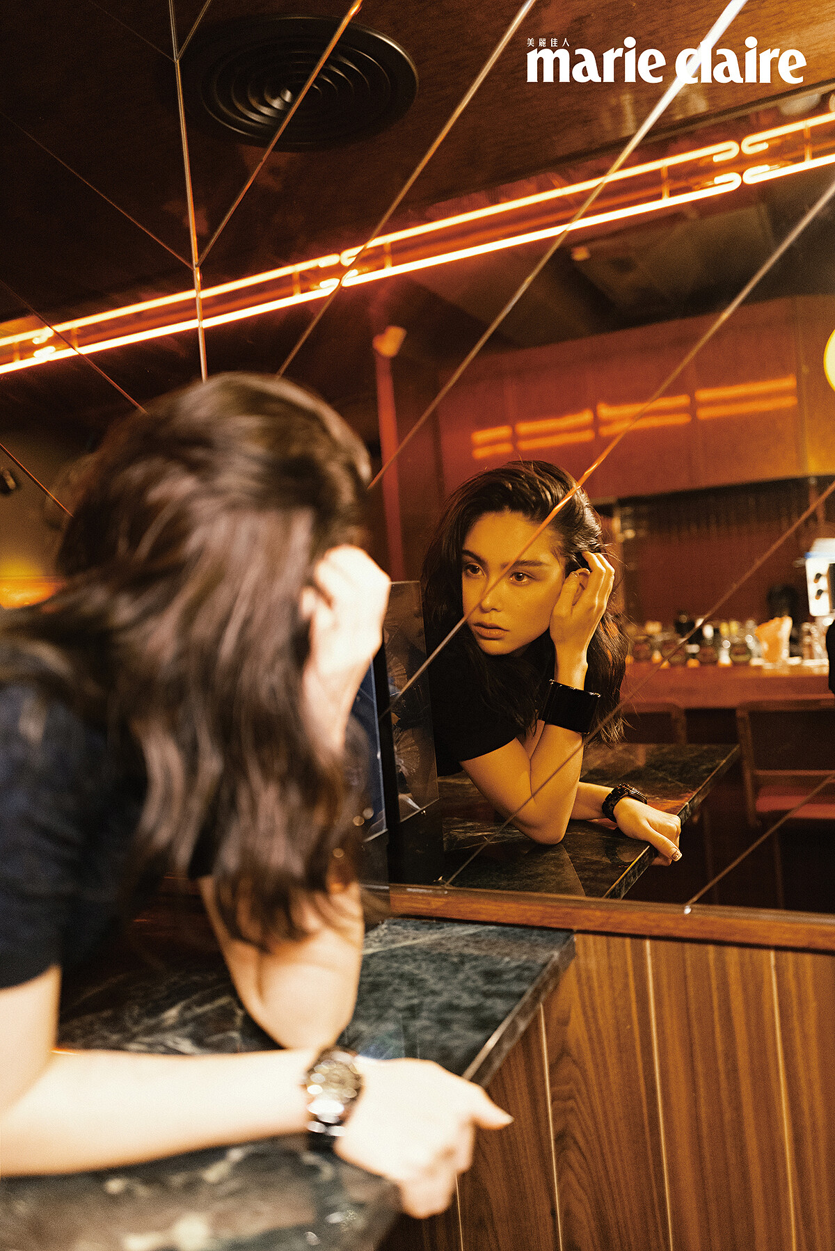 短版針織上衣、黑色珍珠手環、J12腕錶，all by Chanel。