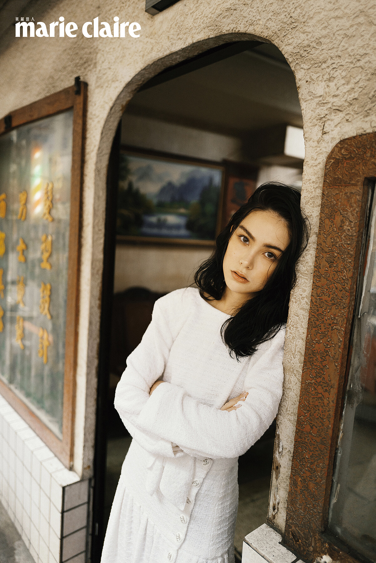 落肩款短版上衣、雙C Logo 腰鍊、側開排扣長裙，all by Chanel。