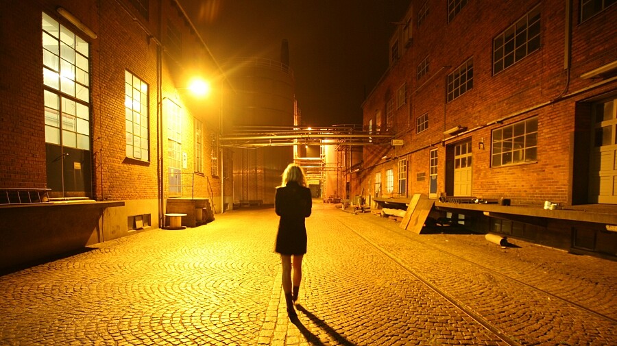 別因為寂寞，就隨便依附別人！寧可享受一個人的獨處，也不要在一群人中假裝快樂。