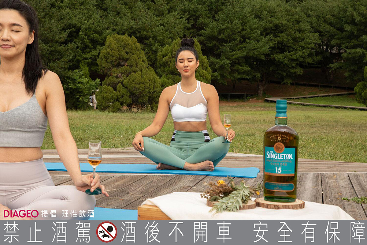 跟隨瑜珈老師與知名網紅Angelina的腳步體驗威士忌瑜珈，緩步沉澱心靈