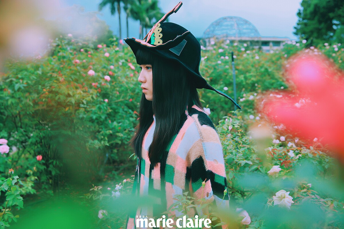 羊毛立體裝飾圓帽、格紋羊毛上衣，Both by Loewe