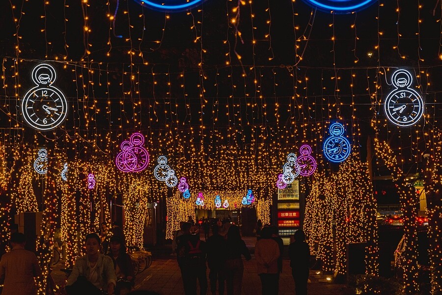 人行道佈置成「浮光大道」、「愛麗絲大道」、「霓裳大道」、「時光大道」