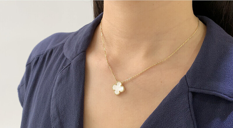 Vintage Alhambra吊墜項鍊，黃K金，白色珍珠母貝。建議售價: 約新台幣76,000元