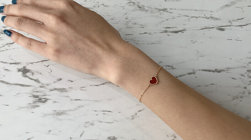 Sweet Alhambra 吊墜手鍊,玫瑰金,紅玉髓。建議售價: 約新台幣47,000元