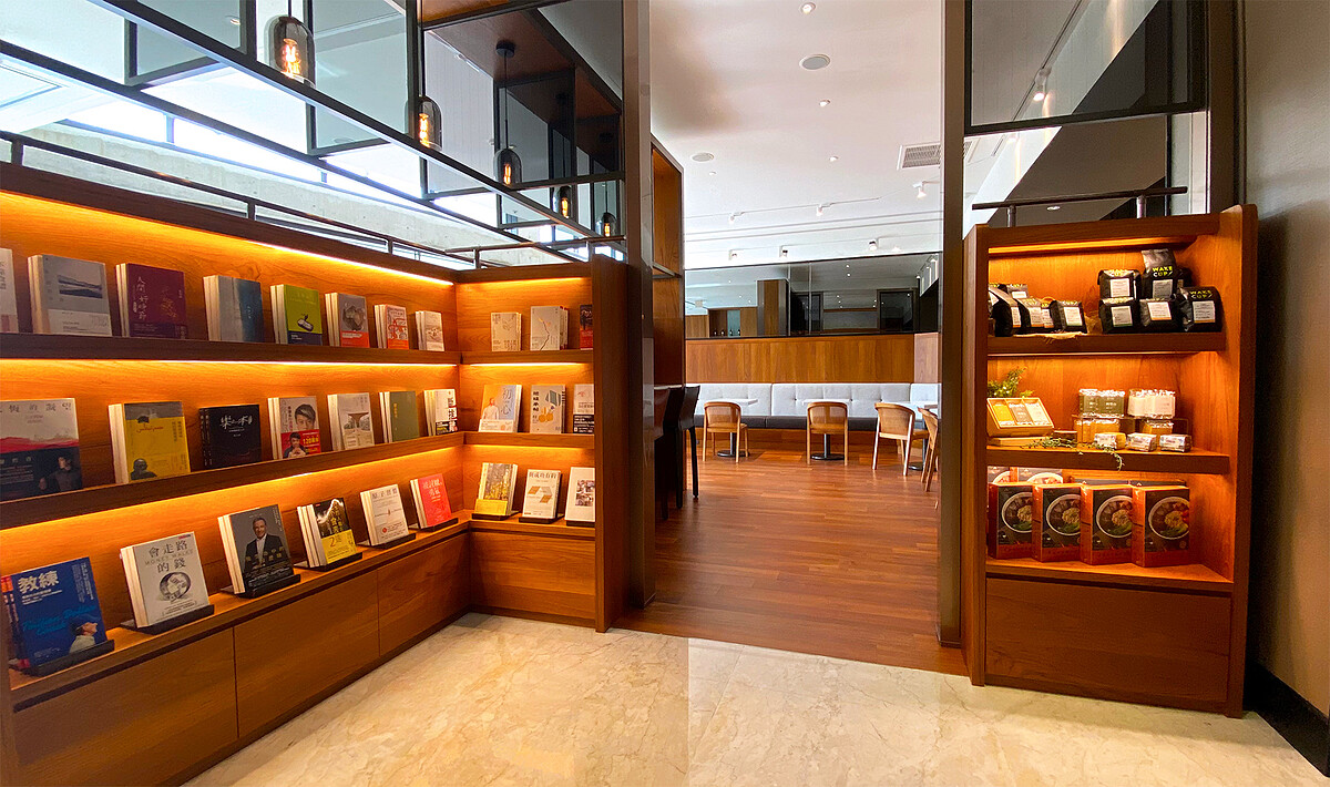 即日起於誠品生活松菸店3F打造黑卡會員專屬空間「eslite premium」，設置專屬推薦書牆，定期更換主題選書供自由取閱。