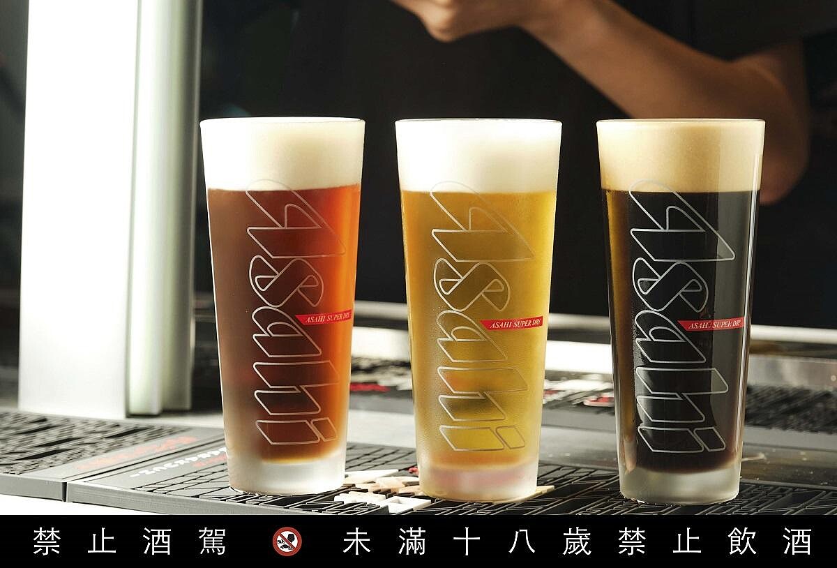 誠品生活武昌店｜Asahi SUPER DRY X 週末炸雞俱樂部 快閃露營車｜ASAHI黑白配啤酒(左) 、黃金啤酒(中)、黑啤酒(右)｜推薦價150元。