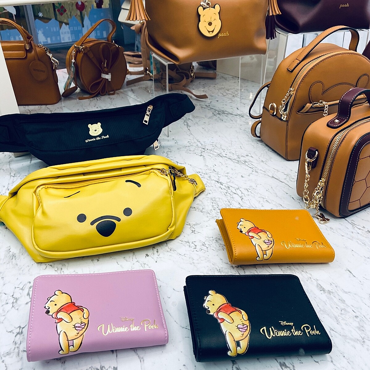 天藍小舖開賣多款小熊維尼系列包款，可愛到想全收！