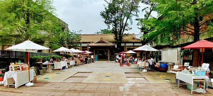 硬頸市集是文化創意攤位和藝術表演的市集。Source: KLOOK