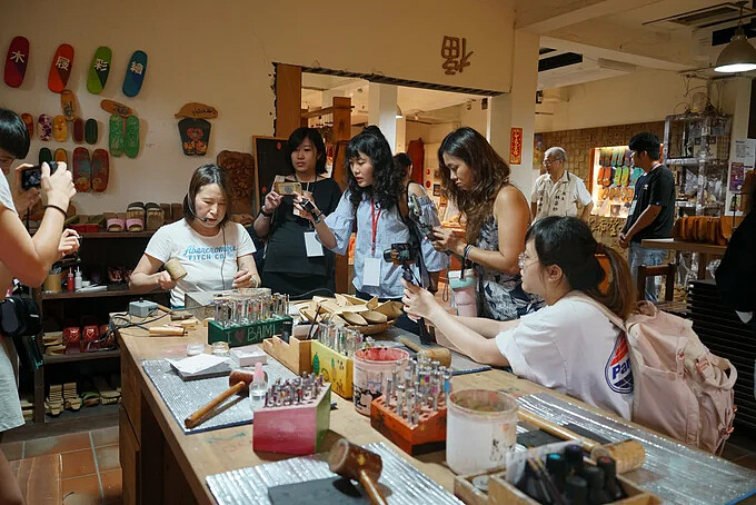 親自體驗發揮創意及想像力，將木屐轉換成專屬於你的藝術品。Source: KLOOK