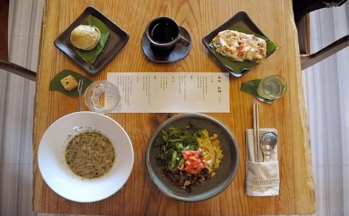 享用山城食堂提供的特色五行套餐。Source: KLOOK