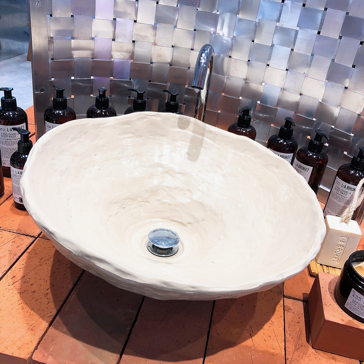 LA BRUKET形象櫃內的陶藝作品由品牌共同創辦人Monica Kyl&eacute;n親手打造