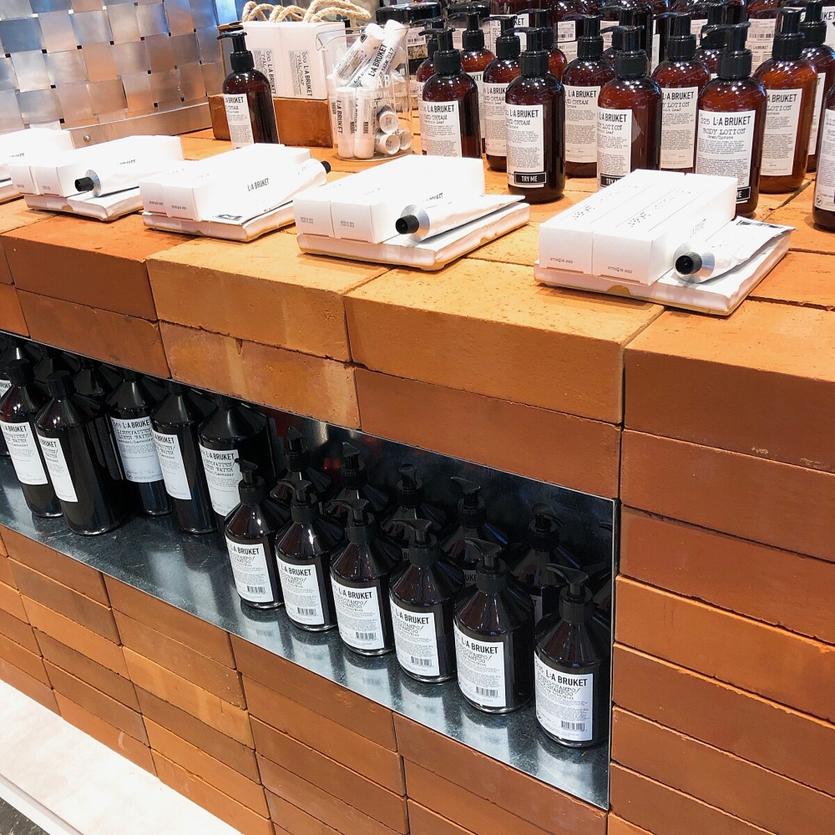 LA BRUKET形象櫃的紅磚色彩採用當地稱為Falunr&ouml;d的深紅色，靈感源於瑞典鄉間常見的傳統建築