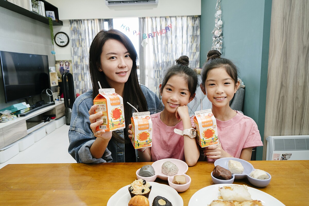 人氣雙胞胎姊妹蘋果西打媽咪也最常準備統一陽光黃金豆豆漿作為早餐飲品,使用非基改黃豆讓媽咪安心為孩子補充營養。圖/ 蘋果西打粉絲專頁