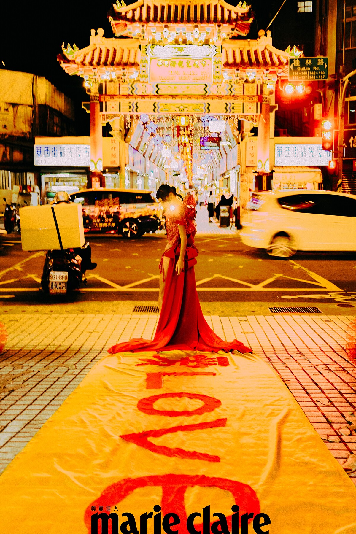 雷射切割立體裝飾洋裝、愛與和平橫幅，白靈提供。