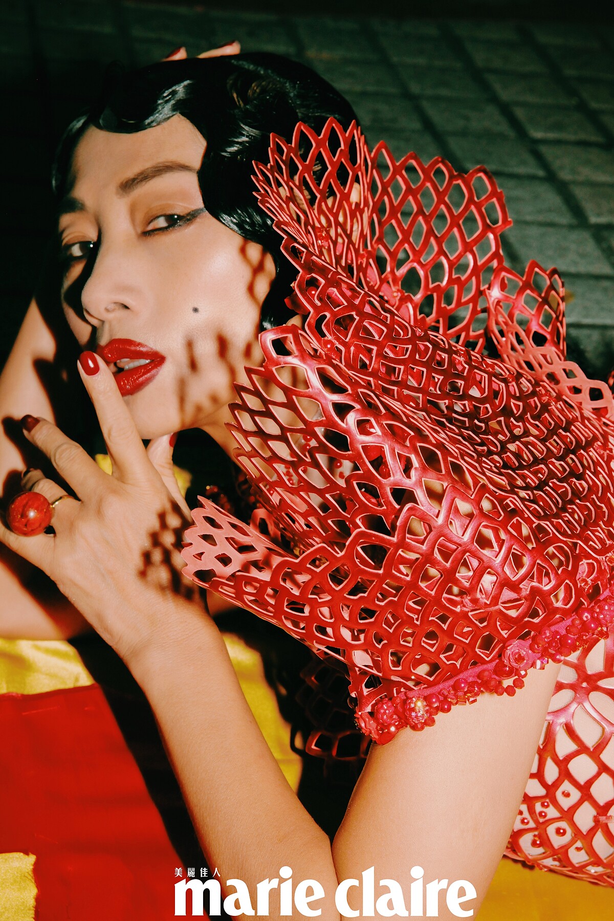 雷射切割立體裝飾洋裝、愛與和平橫幅，白靈提供。