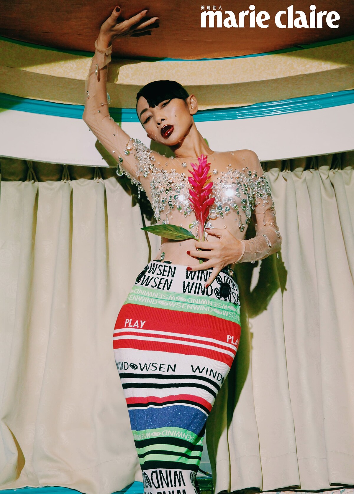 水鑽裝飾透膚上衣，Miu Miu；雪紡紗拼接洋裝，Windowsen。