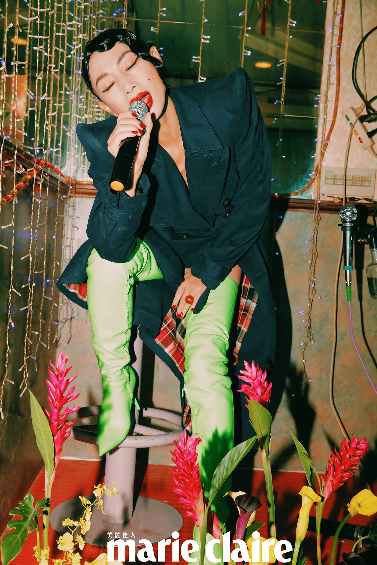 立體肩線風衣、螢綠色過膝長靴，both by Balenciaga。