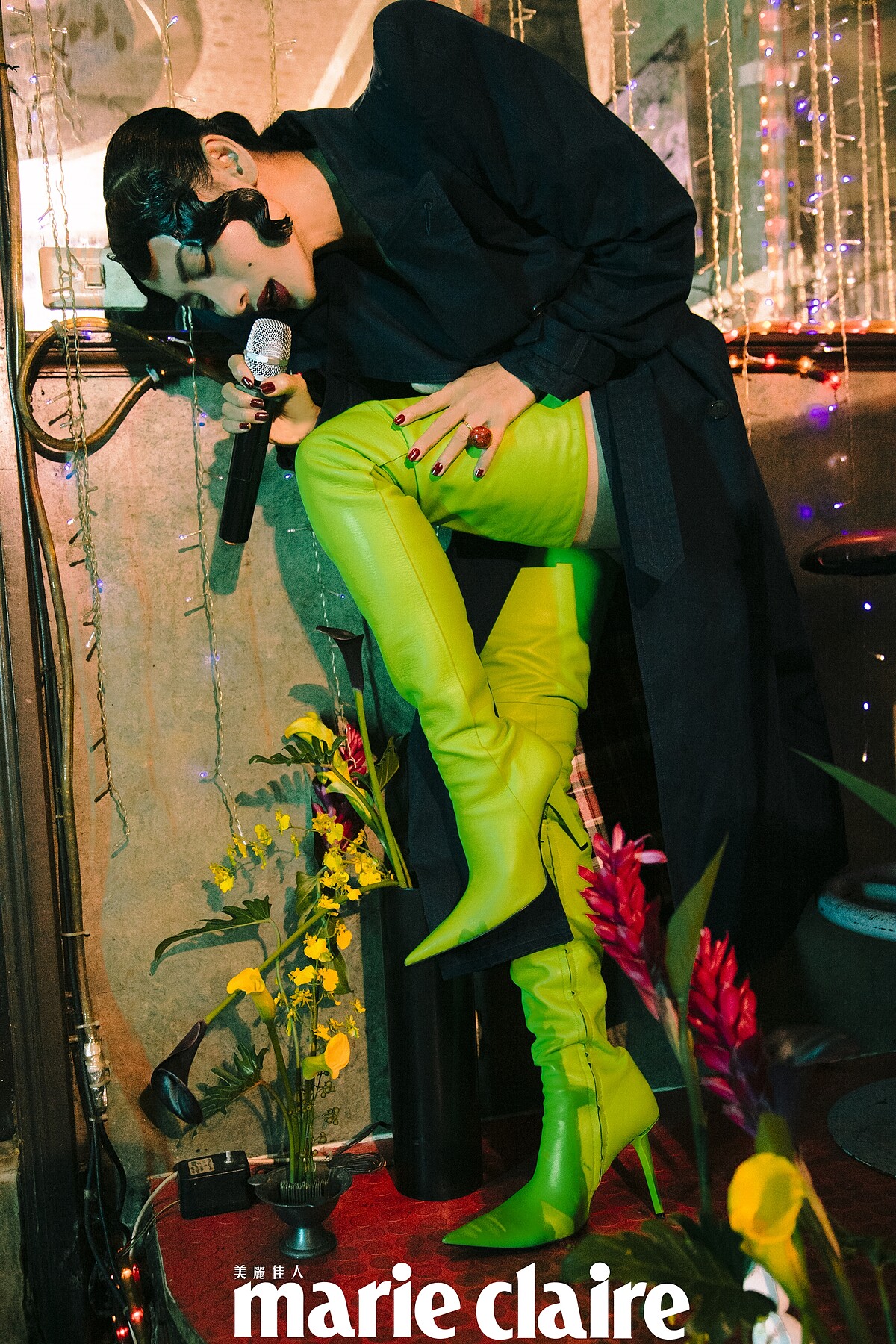 立體肩線風衣、螢綠色過膝長靴，both by Balenciaga。