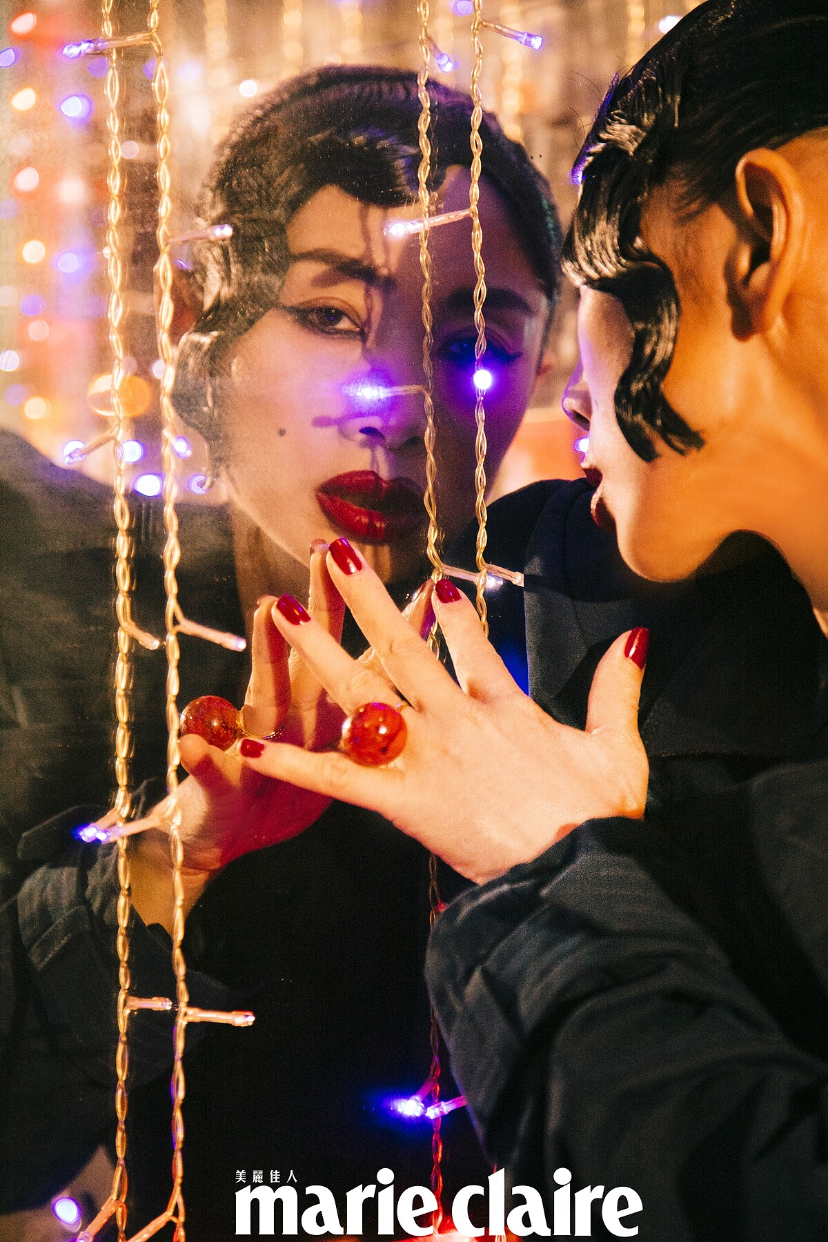 立體肩線風衣、螢綠色過膝長靴，both by Balenciaga。