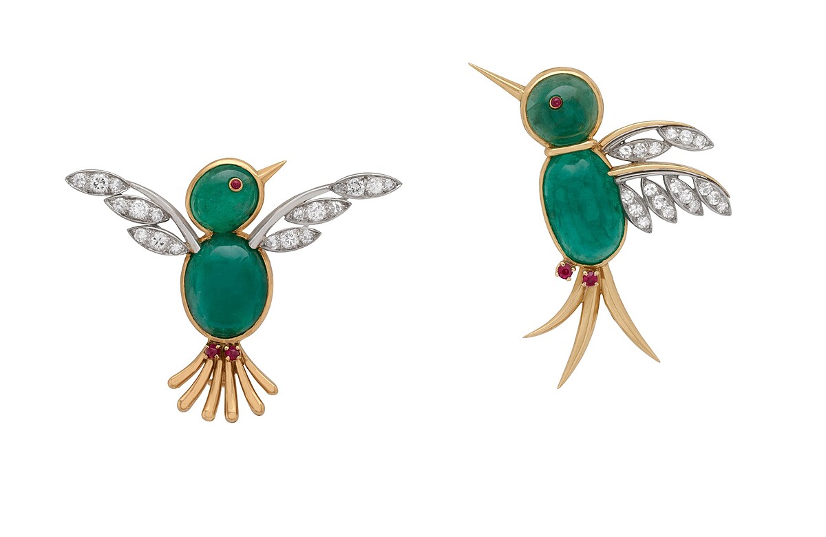 Pic Vert胸針，1951年，黃K金、鉑金、兩顆重7.51克拉的凸圓形切割祖母綠（俄羅斯），鑽石、紅寶石；Pic Vert胸針，1950年，黃K金、鉑金、兩顆重10.51克拉的凸圓形切割祖母綠（俄羅斯），鑽石。(不可單獨銷售)