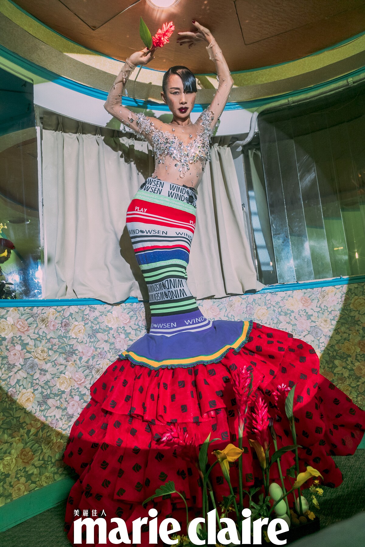 水鑽裝飾透膚上衣，Miu Miu；雪紡紗拼接洋裝，Windowsen。