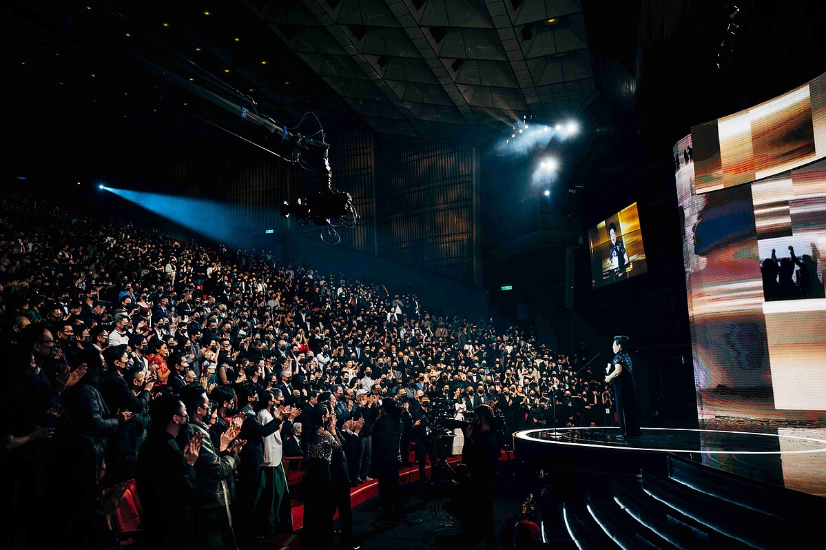 金馬57最佳女主角獎陳淑芳得獎時刻，全場起立致敬。