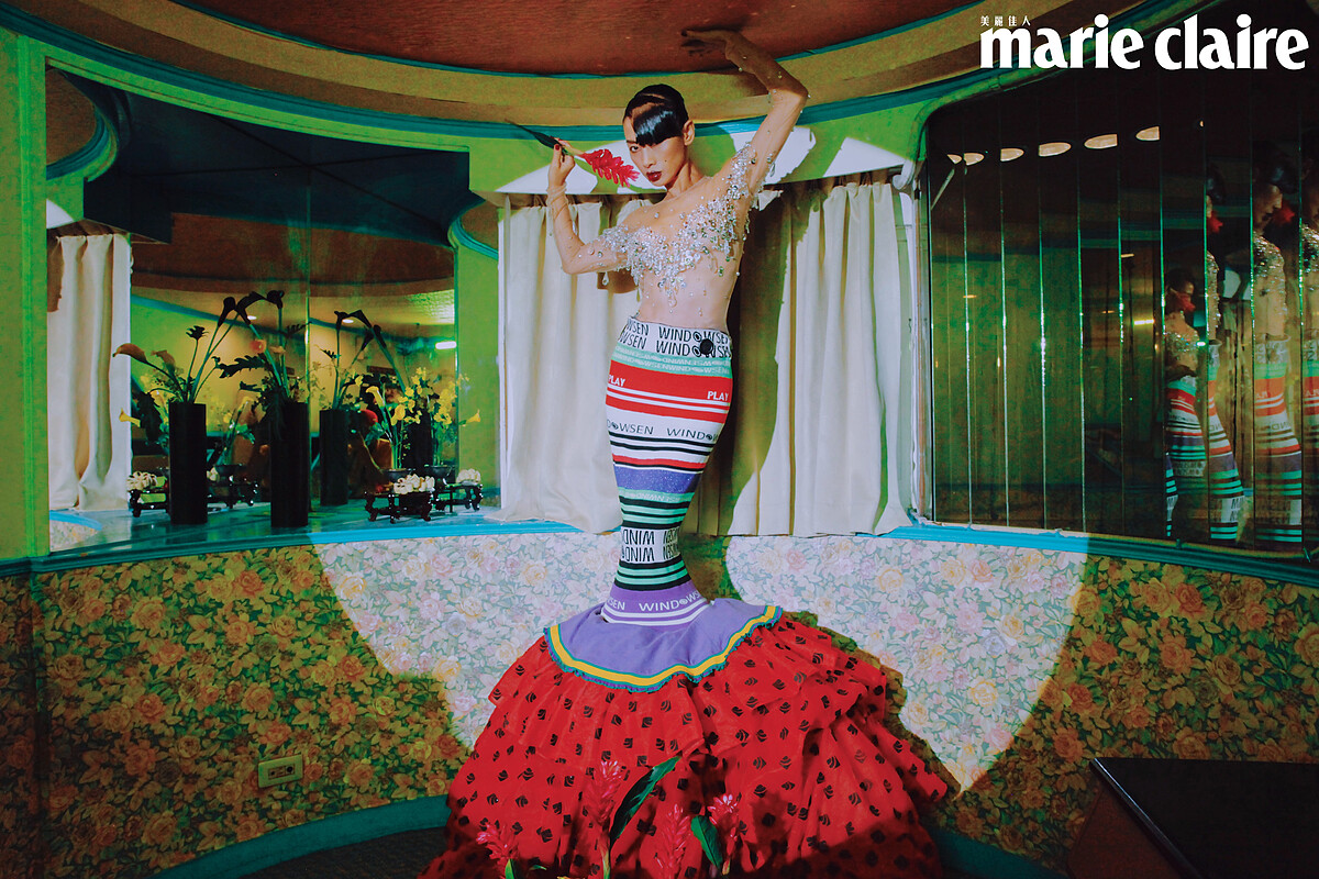 水鑽裝飾透膚上衣，Miu Miu；雪紡紗拼接洋裝，Windowsen。