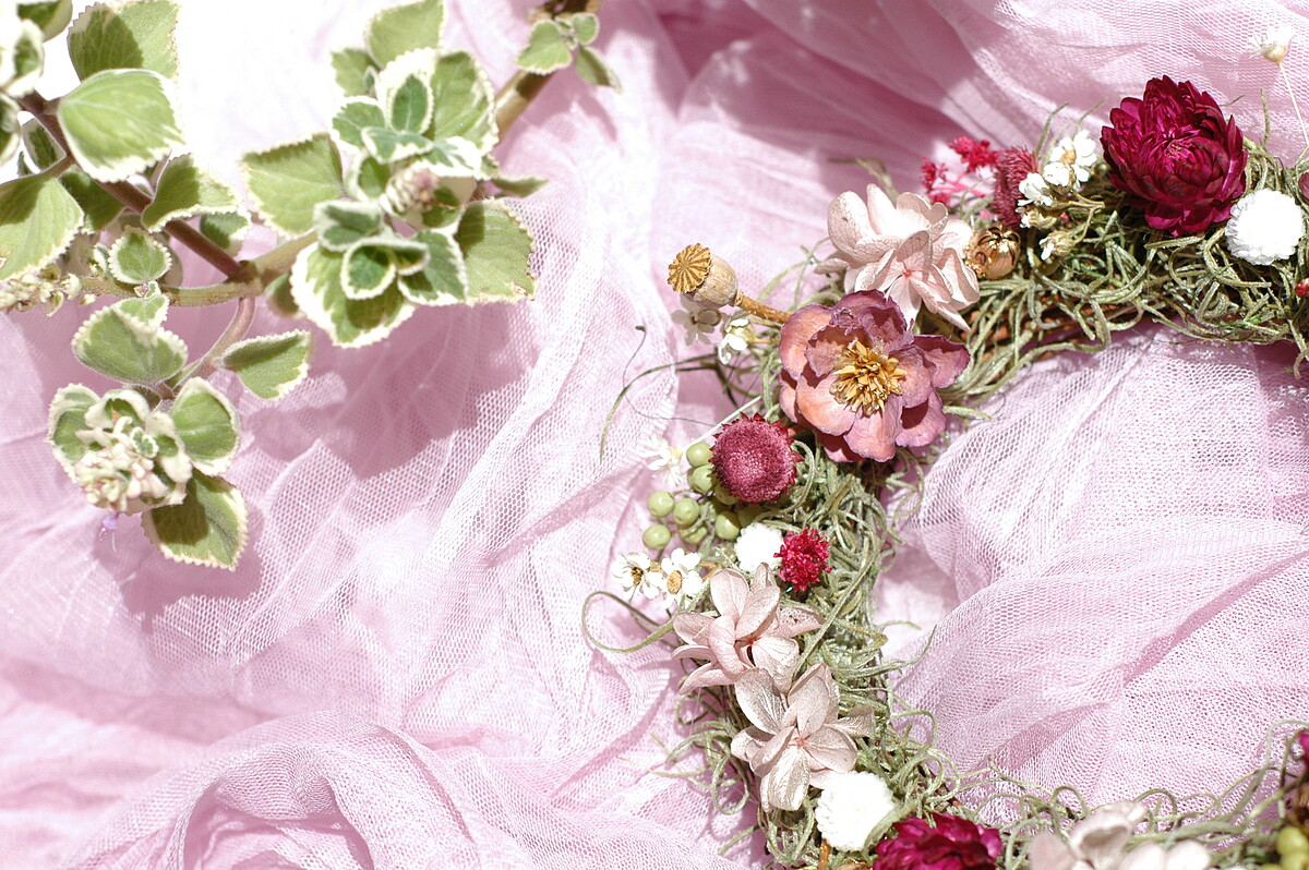 誠品生活新板店|橙沐CHENMood|溫柔莓紅聖誕花圈|特價1,180元|原價1,580元。