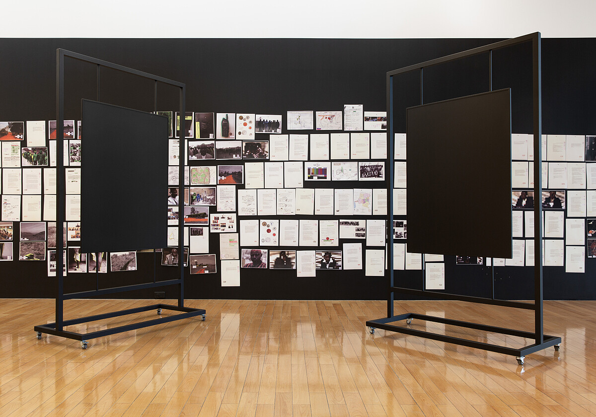 法蘭克．列布維奇 & 朱利安．塞胡西，《穆遵古（那些兜圈兜個不停的人）》，2016，裝置，磁性漆、磁性架、磁鐵、雷射印刷、簽字筆、亮光漆、中介者，尺寸視空間而定。圖像由藝術家及臺北市立美術館提供。