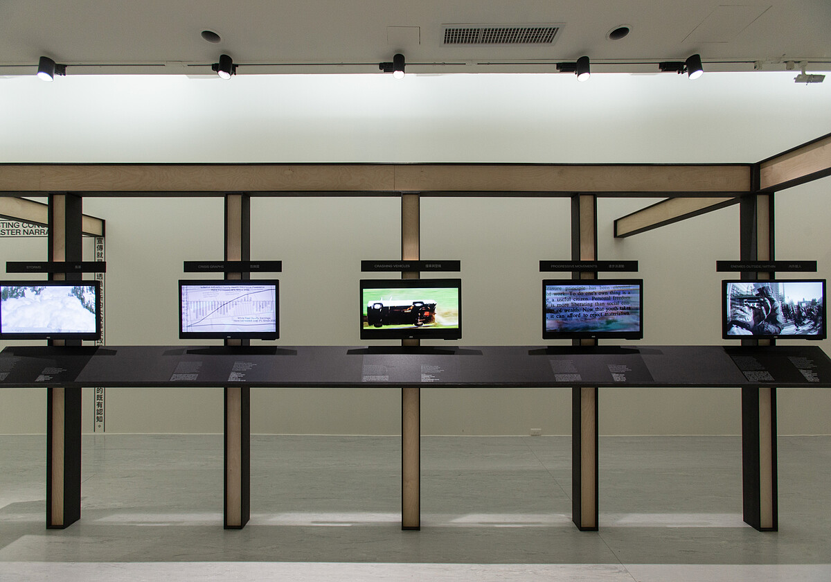 尤拿斯．史塔，《史蒂夫．班農：宣傳大業的梳理與回顧》，2018&ndash;2019，裝置，尺寸視空間而定。圖像由藝術家及臺北市立美術館提供。