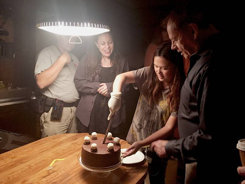 Anna 在拍攝《丘奇先生》時的工作現場。