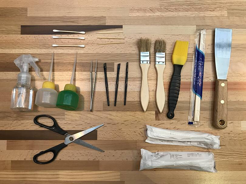 開箱Anna 的工作箱！噴槍、刷子用來為食物添加水分或醬料、油光，鑷子能精準調整食物位置，棉花棒可以清潔碗中的瑕疵。