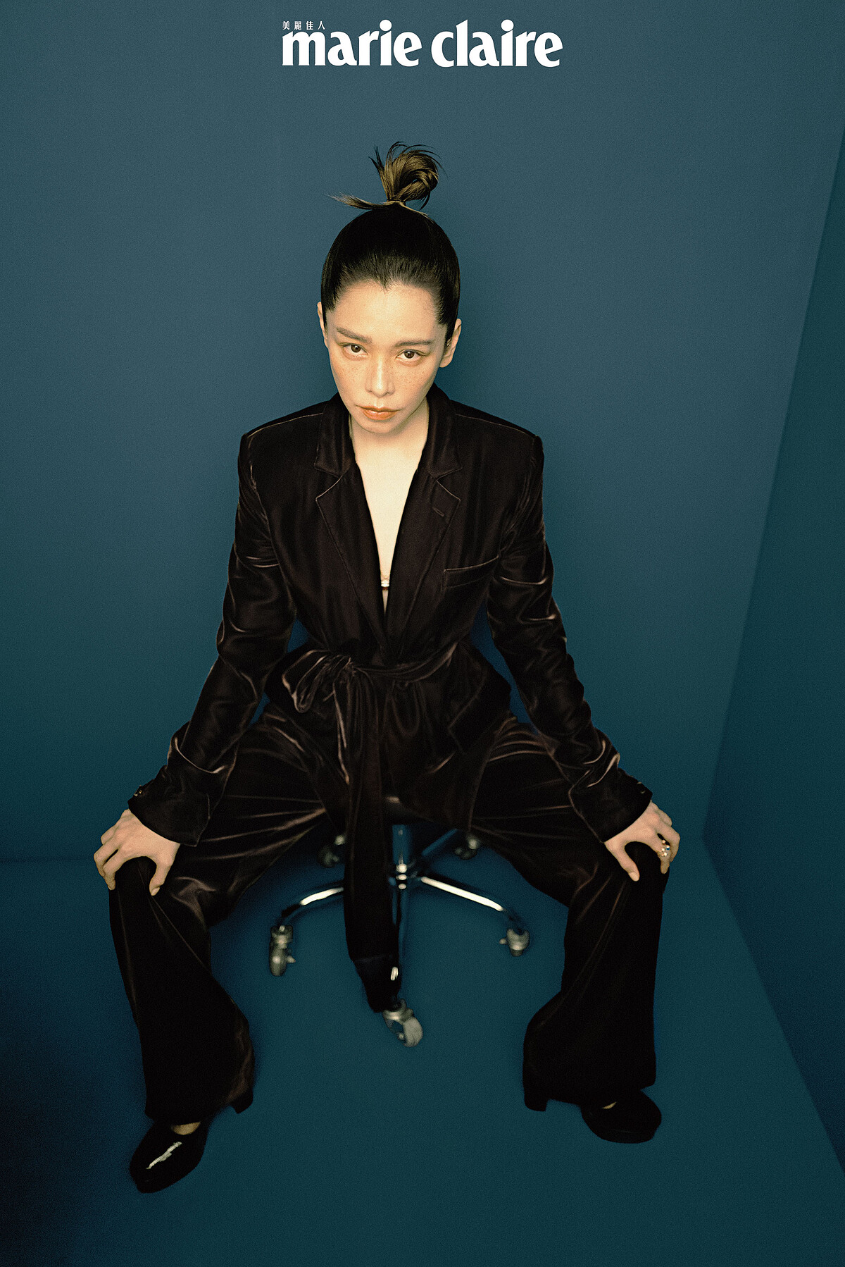 高領針織洋裝，Polo Ralph Lauren。；Possession系列18K玫瑰金紅玉髓鑽石項鍊、Possession系列18K玫瑰金紅玉髓鑽石戒指、Possession系列18K玫瑰金綠松石鑽石戒指，all by Piaget。