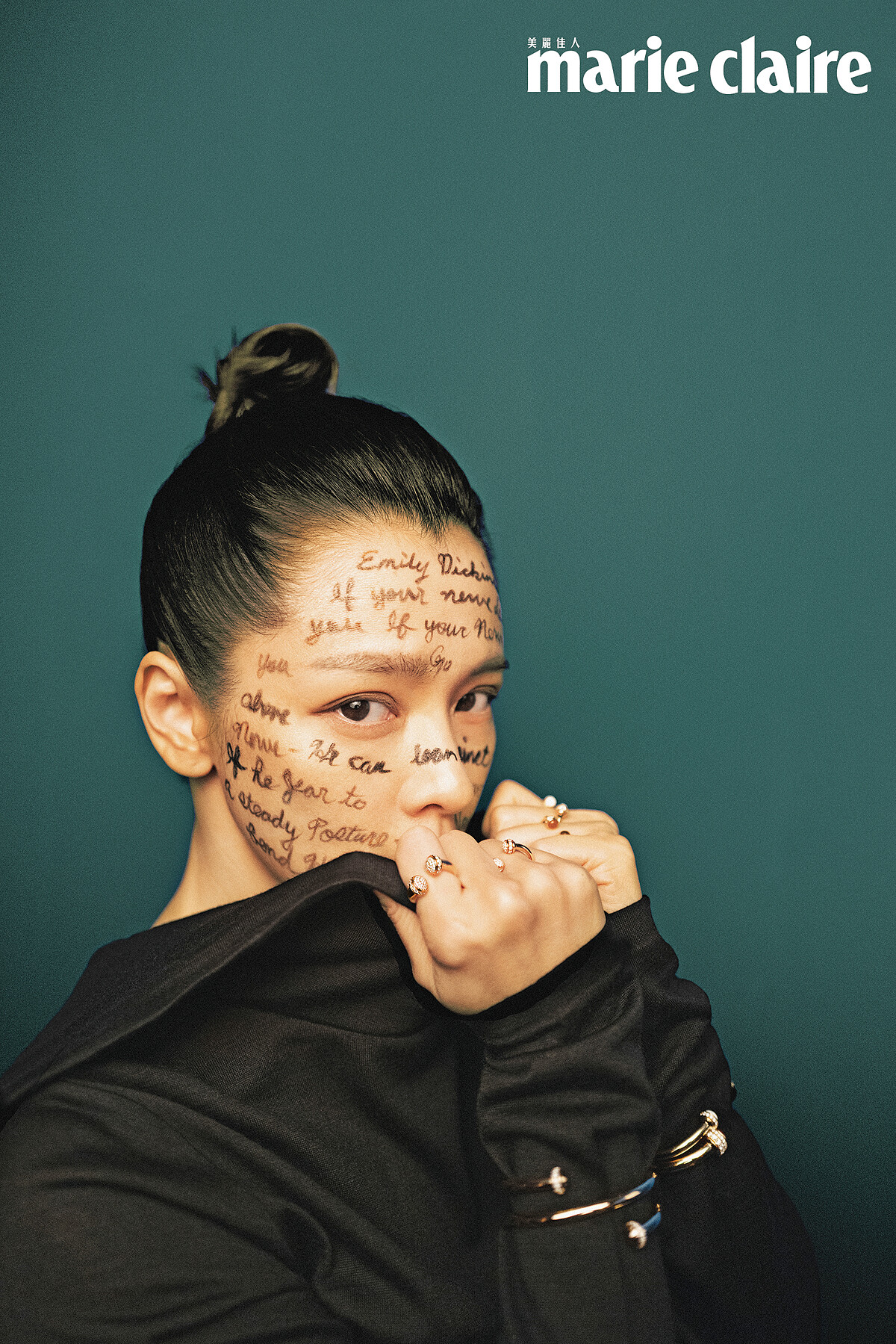 高領針織洋裝，Polo Ralph Lauren。；Possession系列18K玫瑰金鑽石戒指、Possession 系列18K玫瑰金紅玉髓鑽石戒指、Possession系列18K玫瑰金白玉髓鑽石戒指，all by Piaget。 