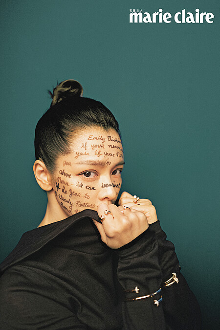 高領針織洋裝，Polo Ralph Lauren。；Possession系列18K玫瑰金鑽石戒指、Possession 系列18K玫瑰金紅玉髓鑽石戒指、Possession系列18K玫瑰金白玉髓鑽石戒指，all by Piaget。 