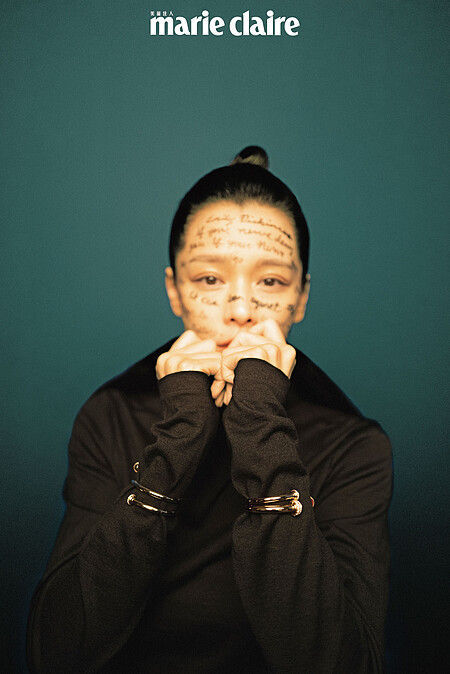 高領針織洋裝，Polo Ralph Lauren。；Possession系列18K玫瑰金鑽石手鐲、Possession系列18K白金鑽石手鐲、Possession系列18K玫瑰金紅玉髓鑽石手鐲，all by Piaget。 