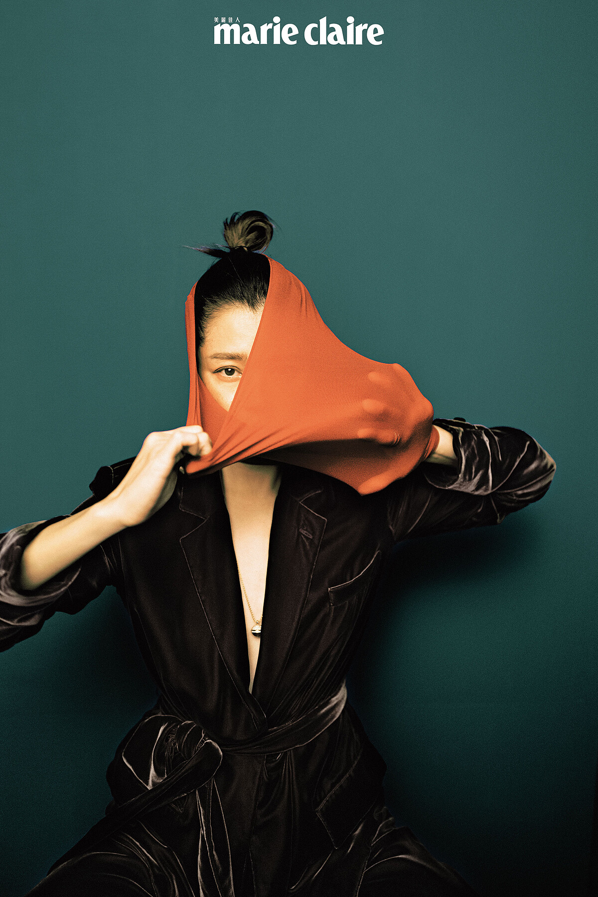  絲絨綁帶外套、絲絨長褲，both by Ralph Lauren。；Possession系列18K玫瑰金白玉髓鑽石戒指、 Possession系列18K玫瑰金紅玉髓鑽石項鍊，both by Piaget。