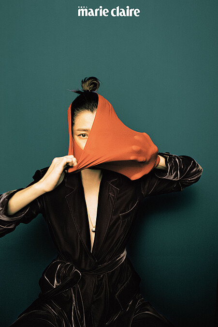  絲絨綁帶外套、絲絨長褲，both by Ralph Lauren。；Possession系列18K玫瑰金白玉髓鑽石戒指、 Possession系列18K玫瑰金紅玉髓鑽石項鍊，both by Piaget。