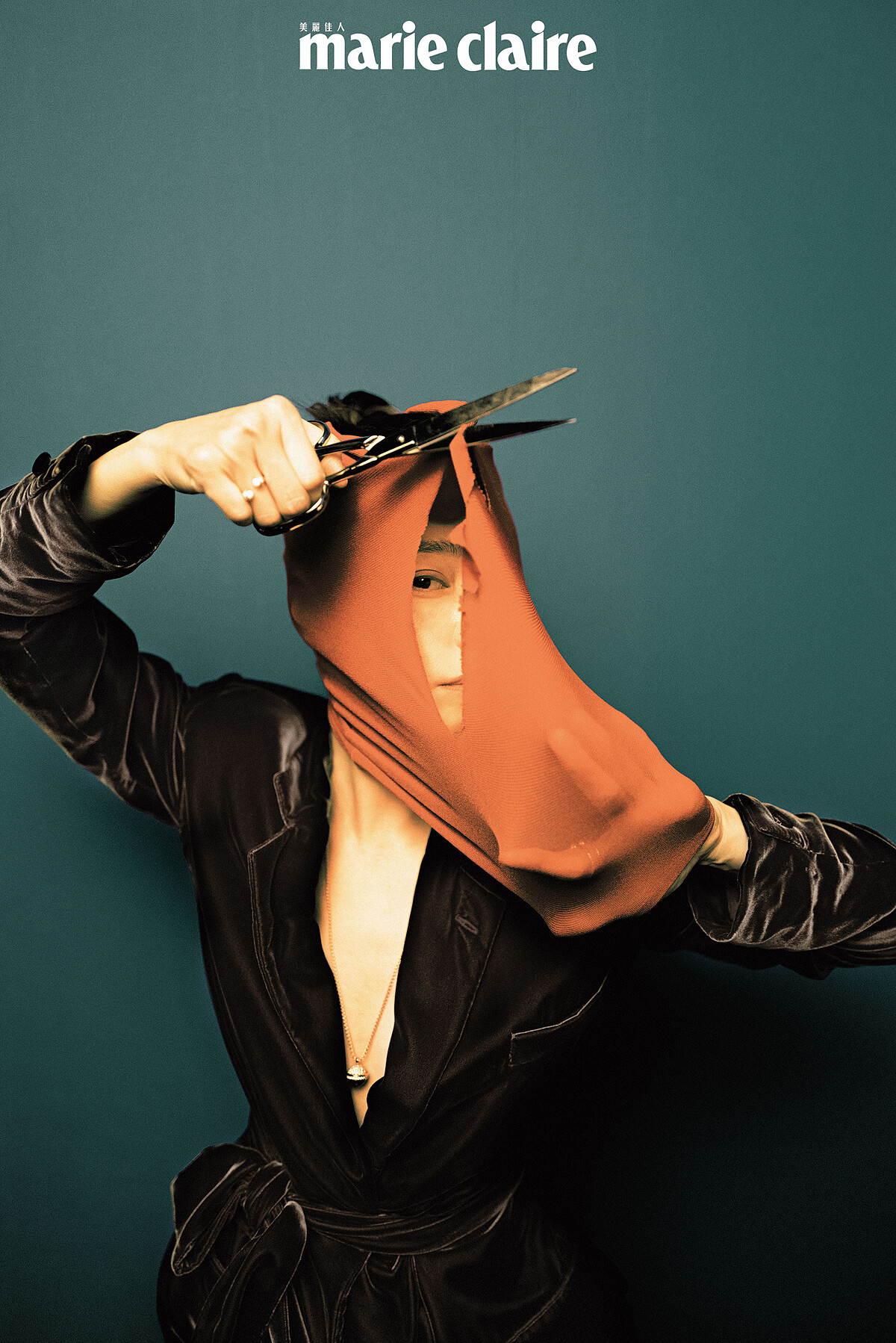  絲絨綁帶外套、絲絨長褲，both by Ralph Lauren。；Possession系列18K玫瑰金白玉髓鑽石戒指、 Possession系列18K玫瑰金紅玉髓鑽石項鍊，both by Piaget。