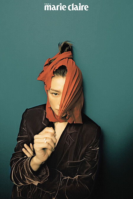  絲絨綁帶外套、絲絨長褲，both by Ralph Lauren。；Possession系列18K玫瑰金白玉髓鑽石戒指、 Possession系列18K玫瑰金紅玉髓鑽石項鍊，both by Piaget。