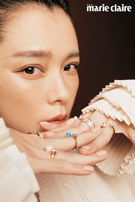  荷葉領襯衫，Polo Ralph Lauren。；Possession系列18K玫瑰金鑽石戒指、Possession系列18K玫瑰金綠松石鑽石戒指、Possession系列18K玫瑰金紅玉髓鑽石戒指、PIAGETPossession系列18K玫瑰金白玉髓鑽石戒指，all by Piaget。