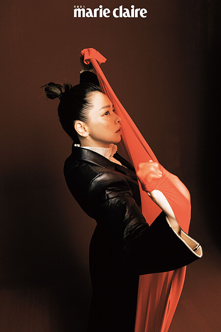 荷葉領襯衫，Polo Ralph Lauren；皮革外套、皮革短靴，both by Fendi。