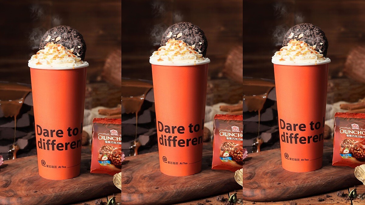 《署茗職茶》蕭敬騰飲料店推出新口味了！與義美聯名合作，「法式雲朵可可脆餅」喝得到一整塊巧克力酥片