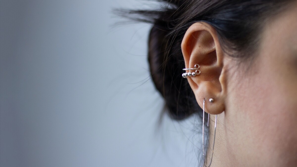 耳洞發臭怎麼辦？剛打耳洞可以洗頭嗎？過敏的人也可以穿洞嗎？耳洞清潔、保養QA總整理一次給你！