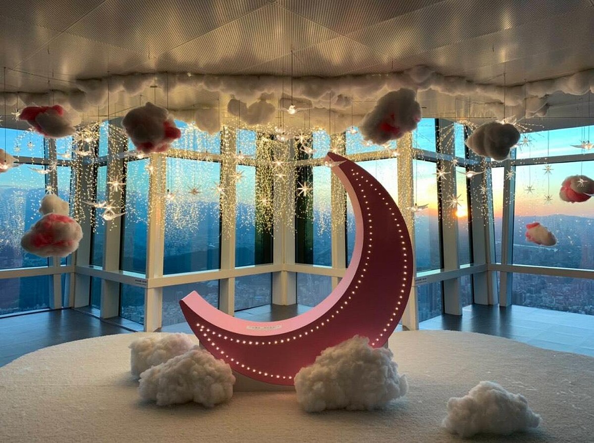 89樓的台北101觀景台，特別打造網美打卡景點，營造浪漫少女氣息。